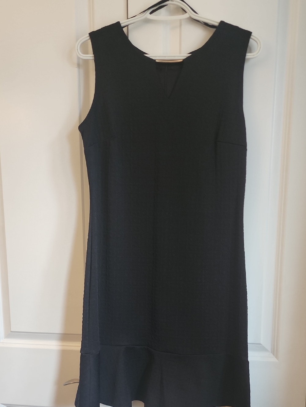 Stella & Julie Sleek Black Sleeveless V-Notch Shift Dress